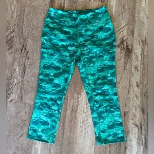 Women’s Eddie Bauer Motion Green Camouflage/Watercolor Crop Leggings Medium